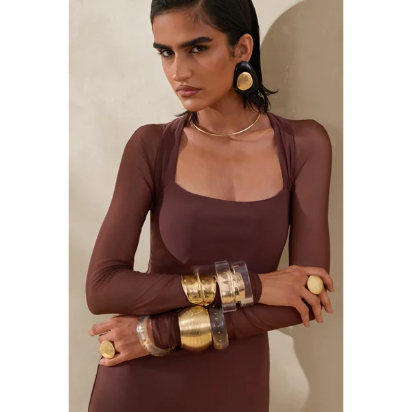 Renalia | Robe longue marron à encolure carrée avec manches longues en mesh