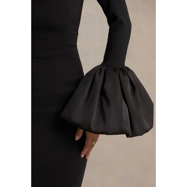Retreat | Robe longue noire à décolleté carré avec manches bouffantes en satin