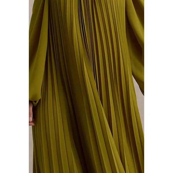 Reyna | Robe longue en chiffon plissé vert olive avec épaules dénudées