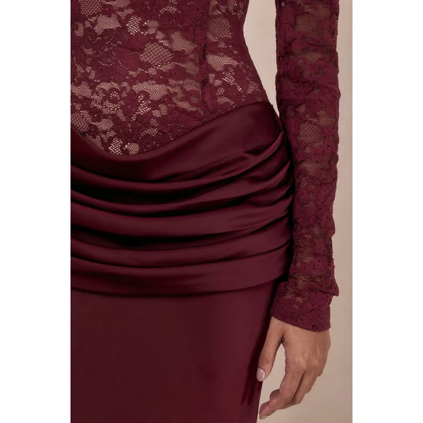 Rinna | Robe longue bordeaux en dentelle à encolure Bardot