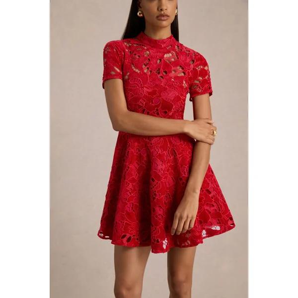 Roam | Mini-robe en dentelle rouge à col montant