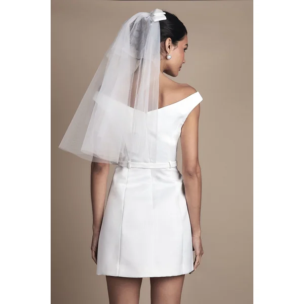 Robe de Mariée Courte Bardot Cintrée à Détails Boutonnés
