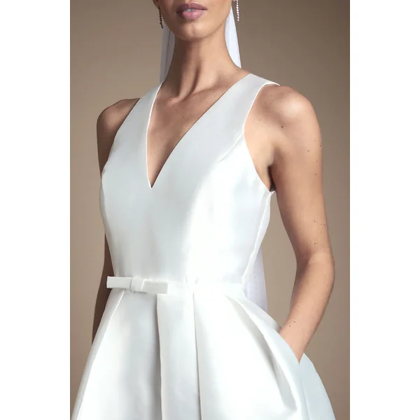 Robe de Mariée Maxi Coast Honoured à Décolleté Plongeant et Nœud à la Taille Avec Poches