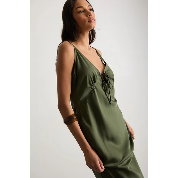 Robe Longue Satinée à Bretelles et Nœud Devant