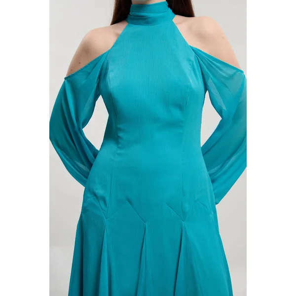 Robe Longue Tissée En Georgette Froissée À Col Montant Et Épaules Dénudées