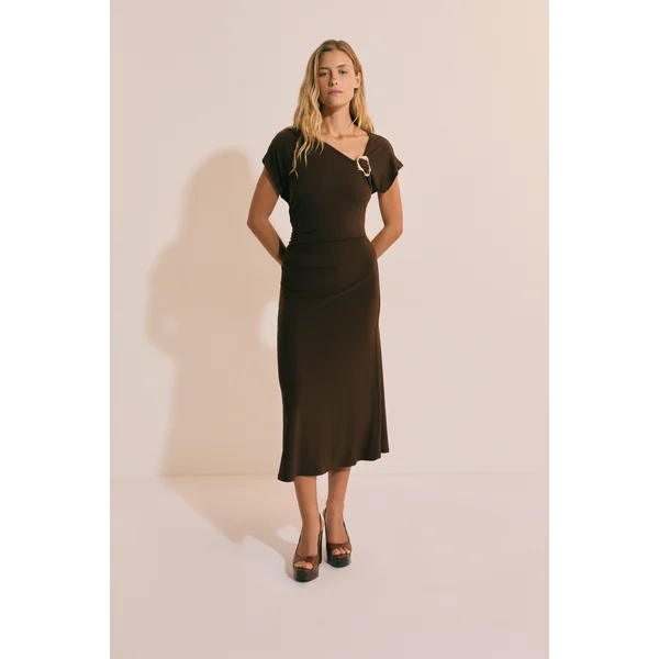 Robe longue à encolure asymétrique avec détail bijou