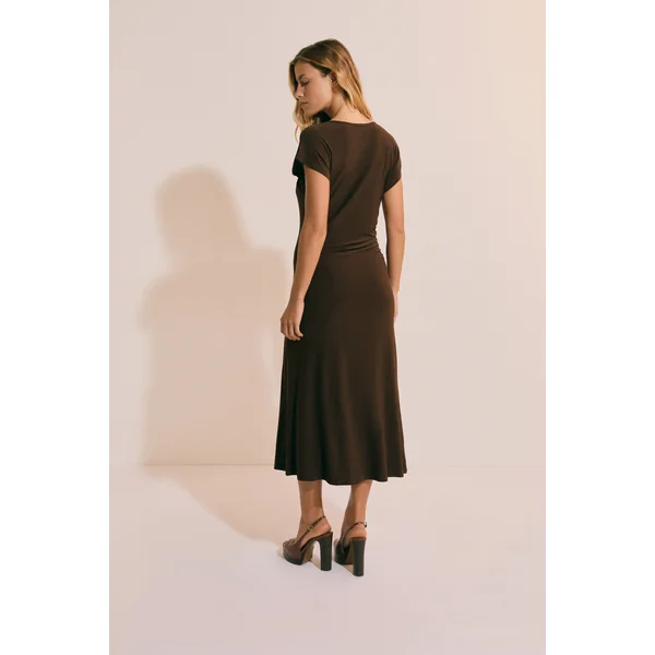 Robe longue à encolure asymétrique avec détail bijou