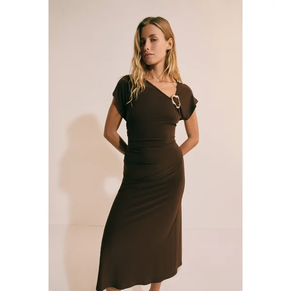 Robe longue à encolure asymétrique avec détail bijou