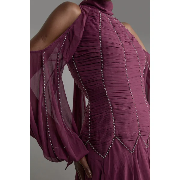 Robe maxi en georgette tissée avec finition ruched, embellie et col montant élevé