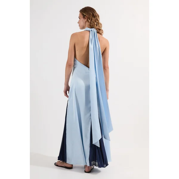 Robe maxi tissée avec insert plissé et encolure halter dramatique