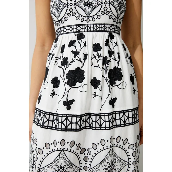 Robe maxi tissée à broderie florale et géométrique