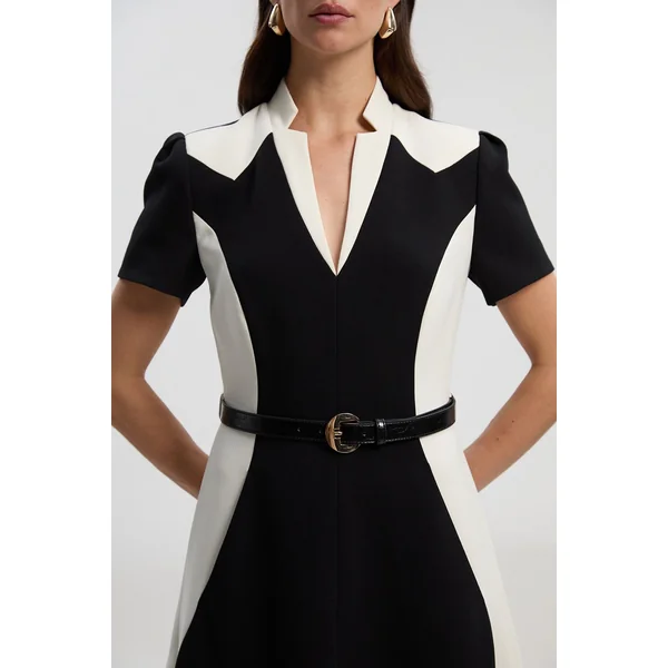 Robe Midi Ajustée à Ceinture avec Jupe Ample et Blocs de Couleurs en Tissu Stretch Compact
