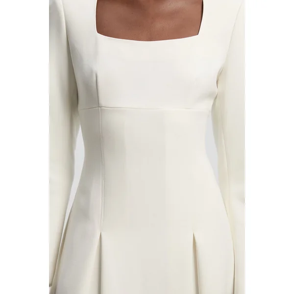 Robe Midi Ajustée à Décolleté Cœur en Tissu Stretch