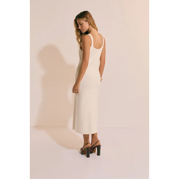 Robe midi décolletée avec détails anneaux