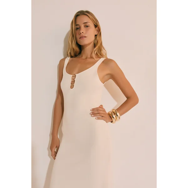 Robe midi décolletée avec détails anneaux