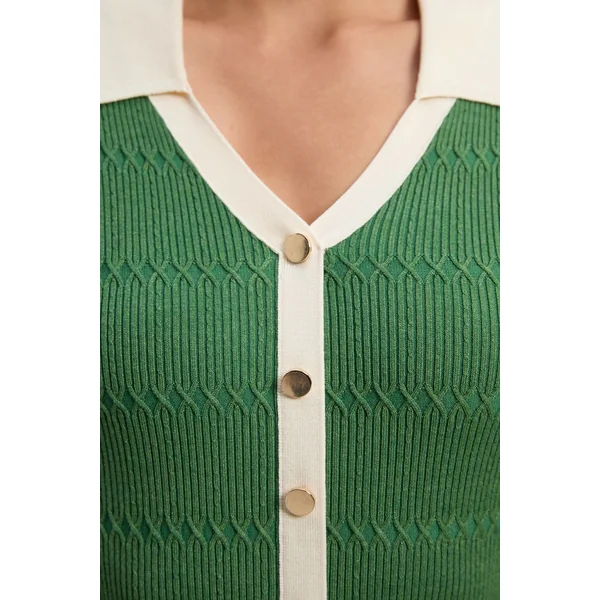 Robe Midi Tricotée Petite Taille avec Détail Côtes Contrastées et Boutons en Viscose