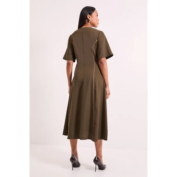 Robe Midi Évasée en Crêpe avec Détails de Passepoil