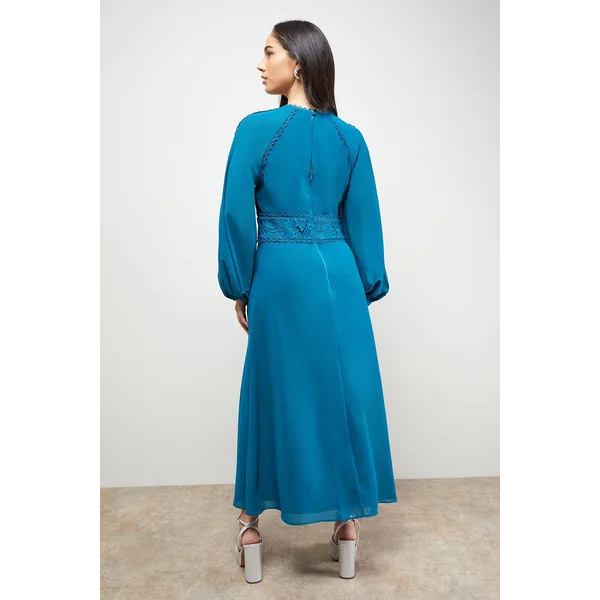 Robe Mi-Longue à Manches Bouffantes et Devant en Dentelle