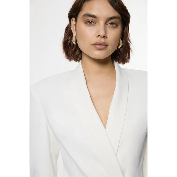 Robe mini blazer tailleur soignée à double boutonnage avec détail sinch
