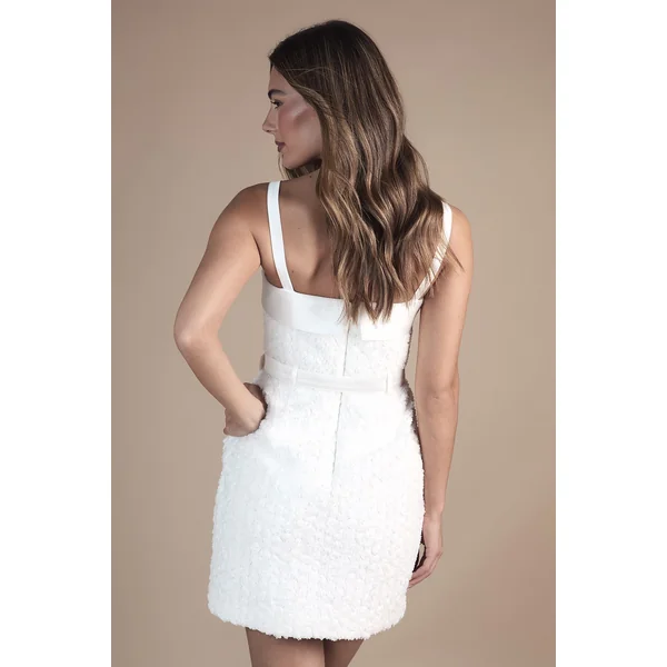 Robe Mini Ceinturée à Bretelles et Ornements