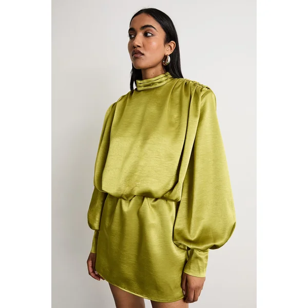 Robe Mini en Satin Drapé à Épaules Extrêmes