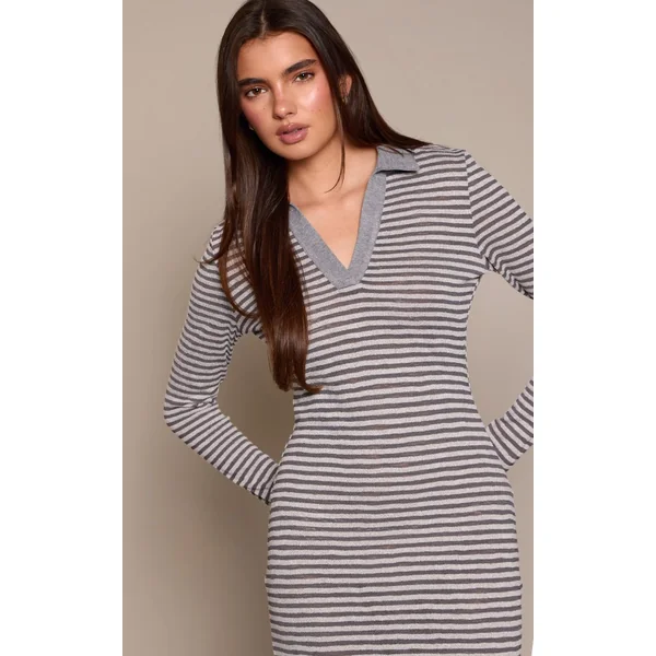 Robe Moulante À Rayures Avec Col Côtelé