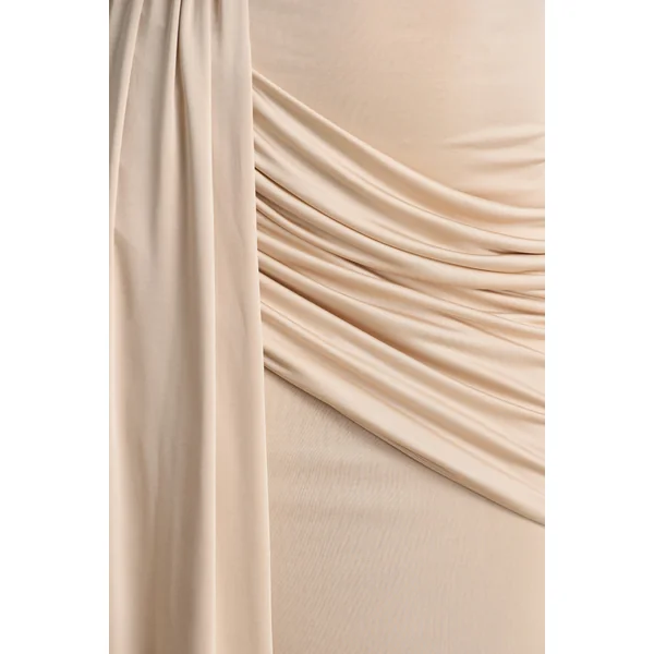 Romi | Robe longue champagne à encolure haute avec détails froncés