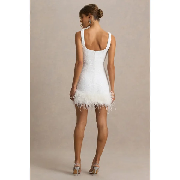 Rosalinda | Mini-robe blanche à sequins avec décolleté carré et bordure en plumes