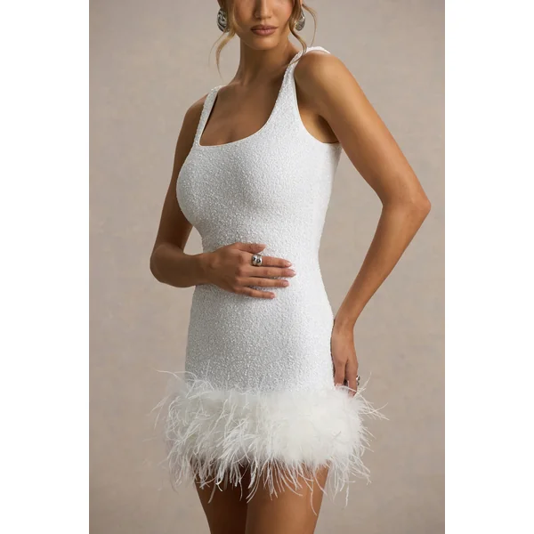 Rosalinda | Mini-robe blanche à sequins avec décolleté carré et bordure en plumes