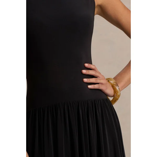 Rosalita | Robe longue noire à col rond avec taille basse et détails froncés