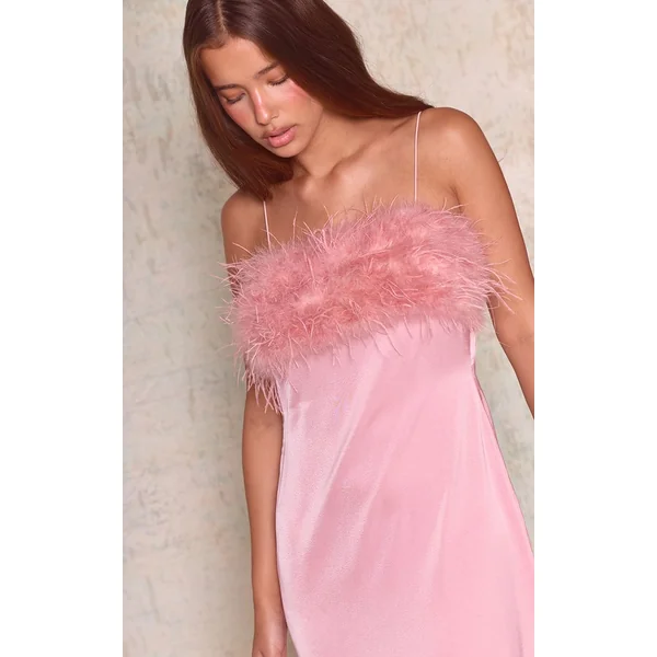 Rose Robe Longue À Bretelles En Satin Avec Détail Plumes Au Buste
