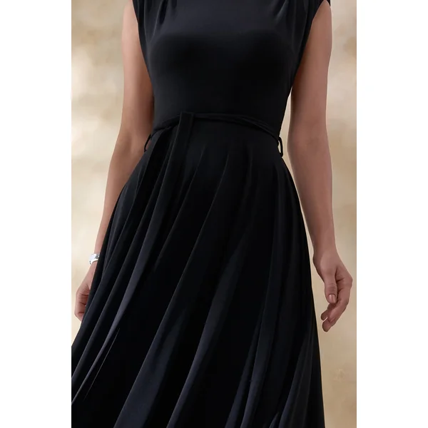Roselena | Robe mi-longue noire à encolure haute