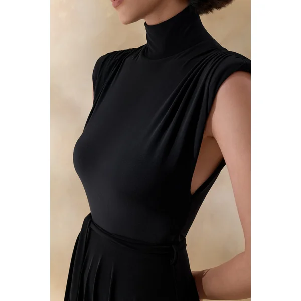 Roselena | Robe mi-longue noire à encolure haute