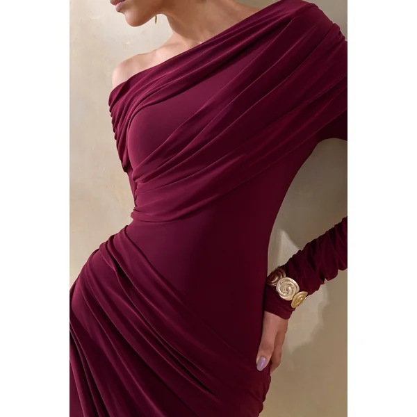 Rosirene | Robe longue bordeaux à encolure asymétrique avec détails drapés