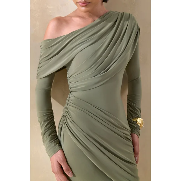 Rosirene | Robe longue olive à décolleté asymétrique avec détails drapés