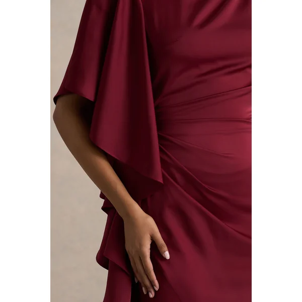 Rosy | Robe longue bordeaux en satin à col montant, fendue sur le devant avec détails froncés