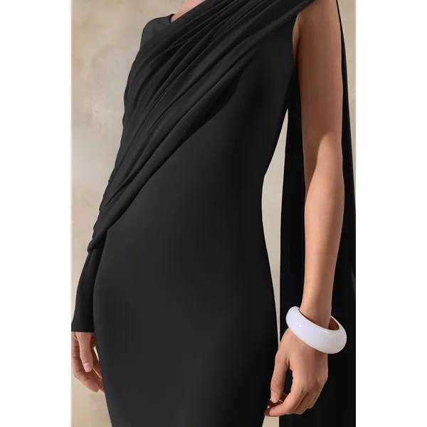 Rubelle | Robe longue noire à encolure asymétrique avec détails drapés