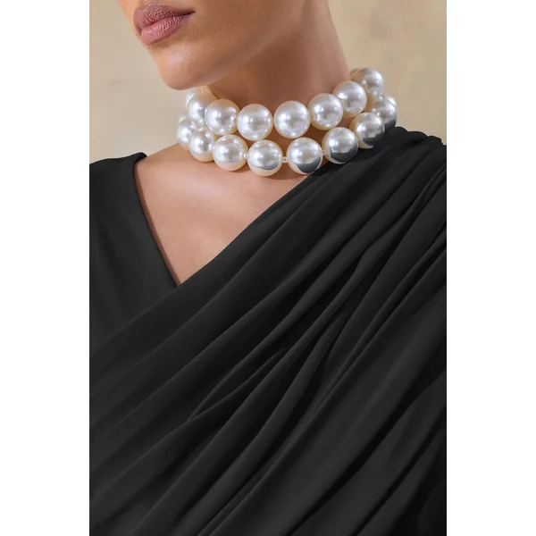 Rubelle | Robe longue noire à encolure asymétrique avec détails drapés