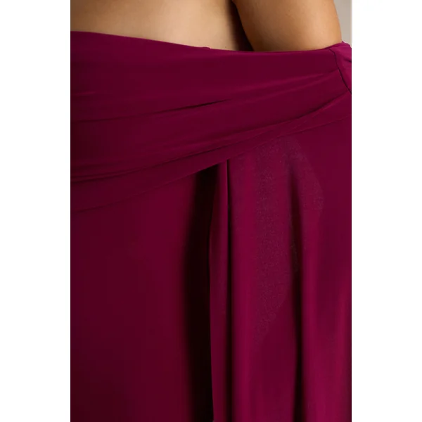 Saffina | Robe longue bordeaux à décolleté bardot avec ceinture fluide