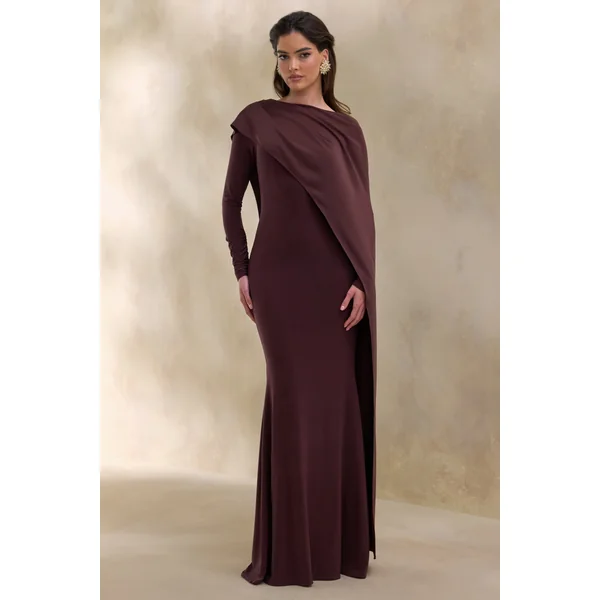 Salenne | Robe longue brune à encolure large avec cape asymétrique en satin