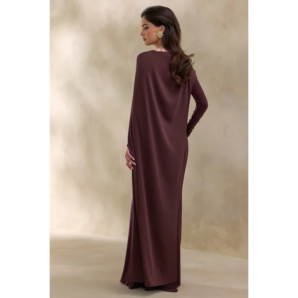 Salenne | Robe longue brune à encolure large avec cape asymétrique en satin