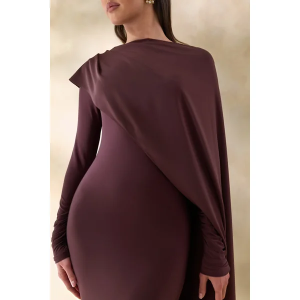 Salenne | Robe longue brune à encolure large avec cape asymétrique en satin