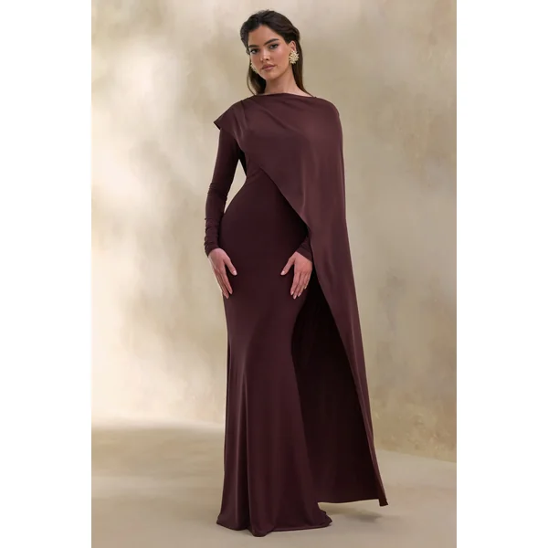 Salenne | Robe longue brune à encolure large avec cape asymétrique en satin