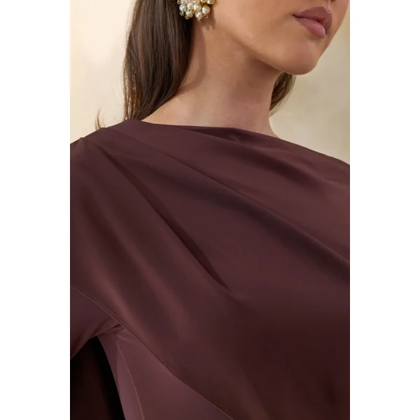 Salenne | Robe longue brune à encolure large avec cape asymétrique en satin