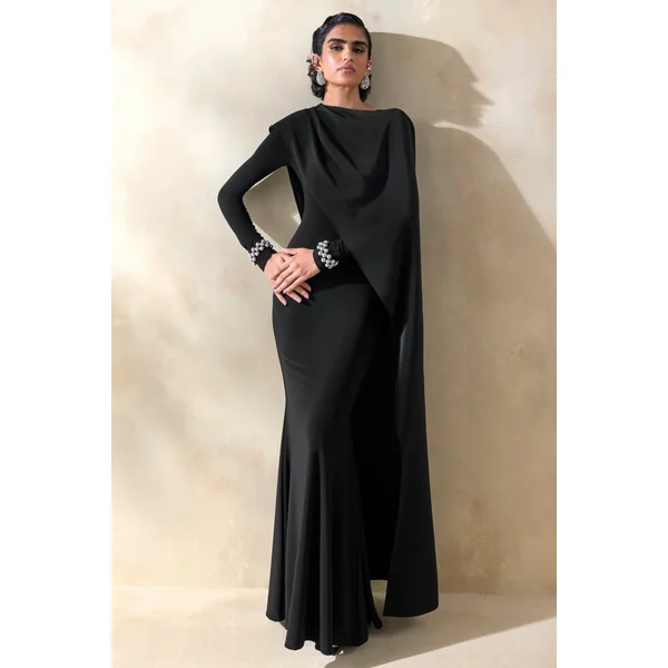 Salenne | Robe longue noire à encolure large avec cape asymétrique en satin