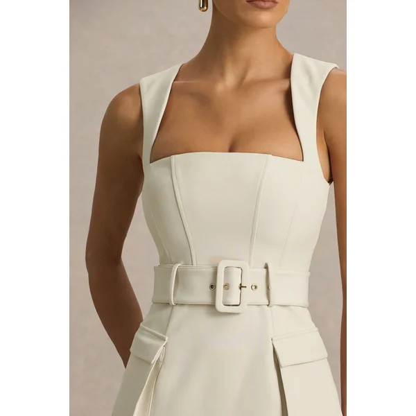Sandra | Robe longue nude coupe tailleur encolure carrée avec fente haute sur le devant
