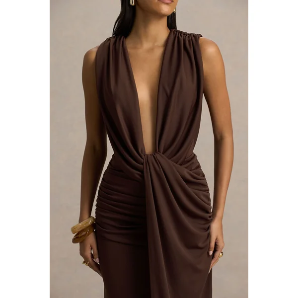 Serafina | Robe longue chocolat à décolleté plongeant extrême avec détails froncés et dos nu