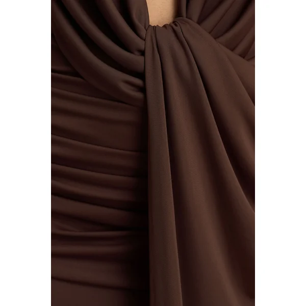 Serafina | Robe longue chocolat à décolleté plongeant extrême avec détails froncés et dos nu