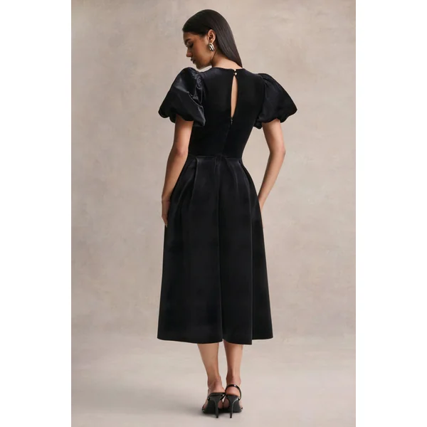 Seraphic | robe mi-longue noire en velours avec manches bouffantes