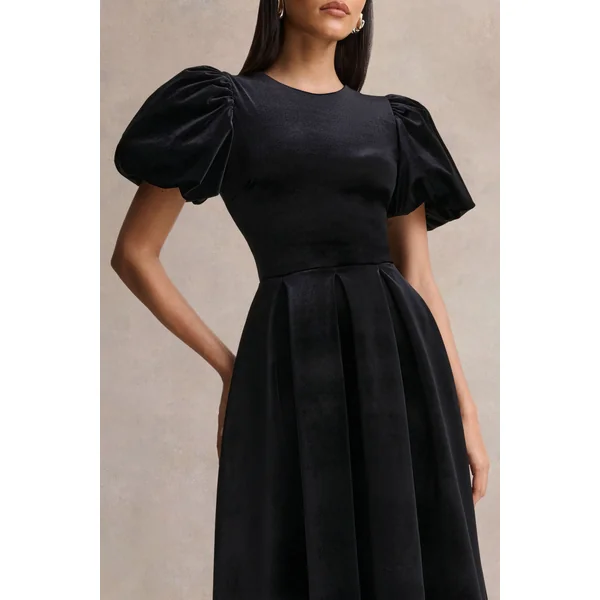 Seraphic | robe mi-longue noire en velours avec manches bouffantes